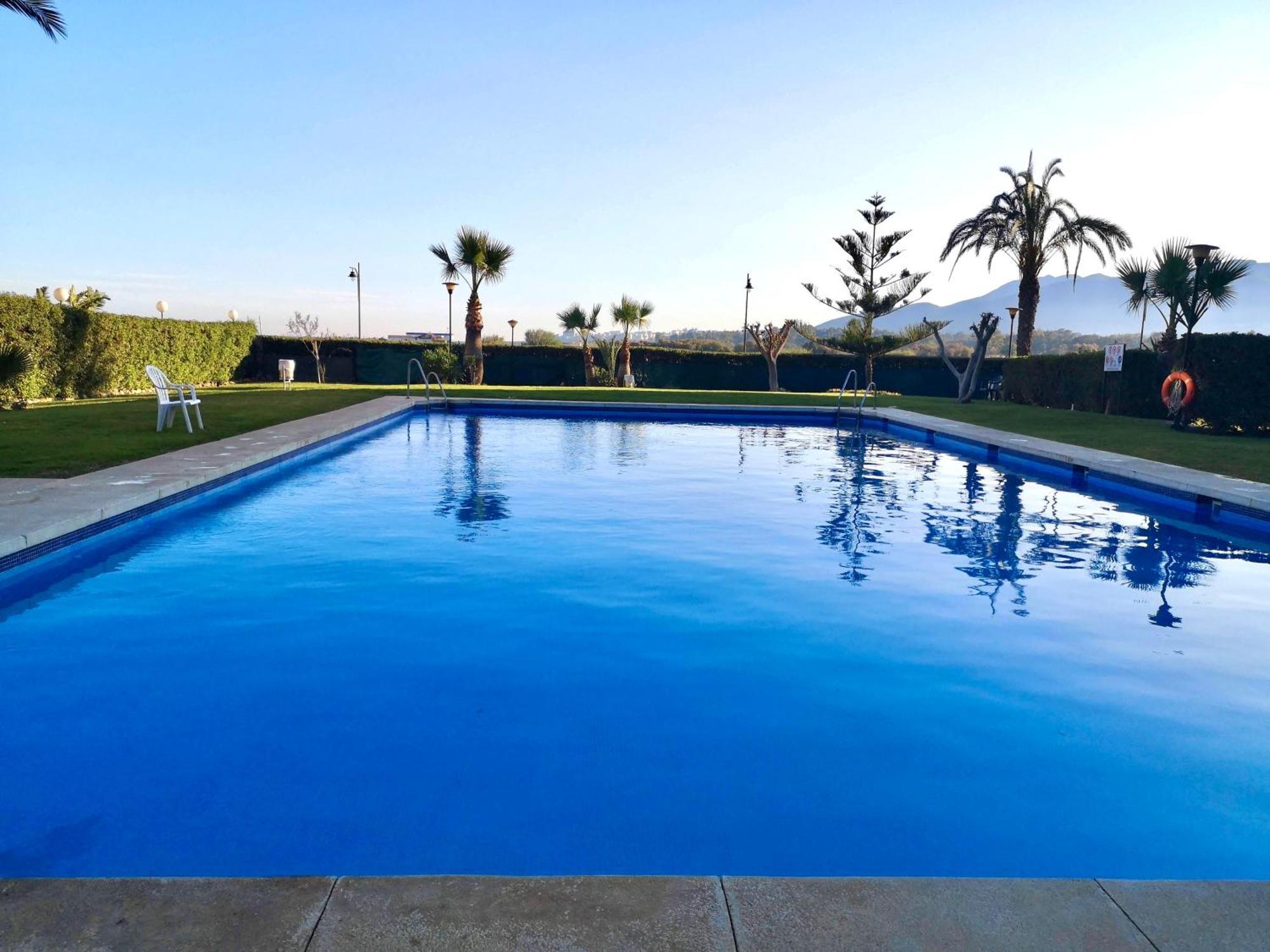 Espectacular Apartamento Junto Al Mar, Con Piscina En Малага Экстерьер фото